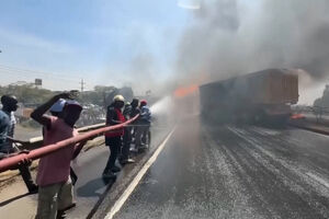 Acidente com camião-cisterna provoca grande incêndio no Quénia. Pelo menos uma pessoa morreu