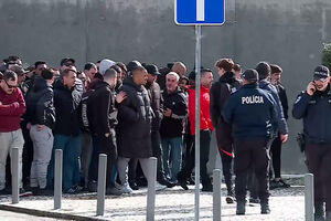 O momento em adeptos deixam centro de estágios do Benfica após conversa com Mourinho, Simão e Otamendi