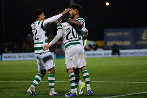 Jogadores do Sporting celebram um golo no relvado