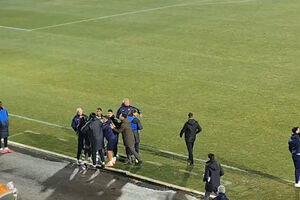 Matheus Reis revoltado após ser expulso no Arouca-Sporting: defesa teve de ser agarrado