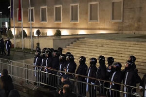 Cocktails molotov lançados contra o parlamento da Albânia durante confrontos em manifestação da oposição   