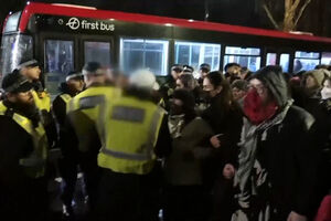 Polícia britânica detém 86 pessoas em protesto de apoio a ativista preso e em greve de fome 