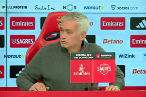 O momento hilariante em que alarme interrompe conferência de Mourinho: "Pânico no Estádio da Luz. Bora!"