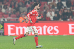 Muitos aplausos... e alguns assobios: o momento em que Rafa é lançado no Benfica-E. Amadora