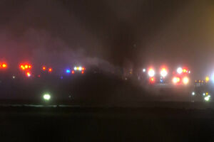 Avião com oito pessoas a bordo cai enquanto estava a levantar voo nos EUA. Imagens mostram grande nuvem de fumo 