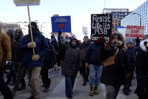 Manifestantes protestam contra o ICE após agente de imigração matar homem a tiro 