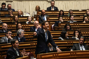Parlamento debate, com deputados de IL, CDS e PSD. Hugo Soares a discursar num debate quinzenal.