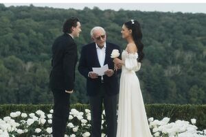 Nicola e Brooklyn, com o pai da noiva, Nelson Peltz, no dia do casamento