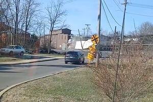 Comboio colide com camião preso em linha férrea nos EUA 