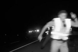 Polícias escapam por centímetros a carro descontrolado em autoestrada nos EUA 