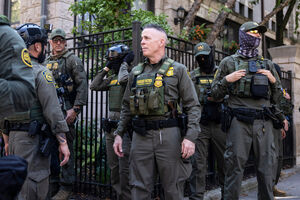 Agentes da Patrulha de Fronteira dos EUA aguardam por ordem