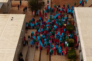 Imagens aéreas mostram famílias imigrantes em protesto dentro de centro de detenção no Texas