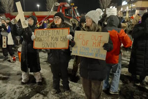 Manifestante apitam e batem tachos em frente a hotel onde estará hospedado comandante da Patrulha de Fronteiras dos EUA