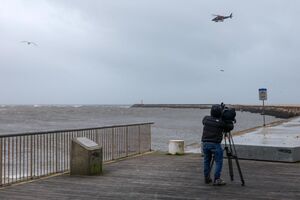 Saída da barra da Figueira da Foz, onde um cargueiro está à deriva e corre o risco de naufragar depois de ter perdido o leme