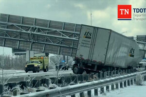 Sinalização de autoestrada cai em cima de camião nos EUA