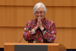“Apesar de tudo, a vida é bela”: Sobrevivente do Holocausto apela a futuro digno para todas as crianças no Parlamento Europeu