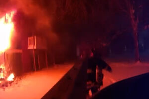 Bombeiros resgatam família e gato de apartamento em chamas no Michigan 