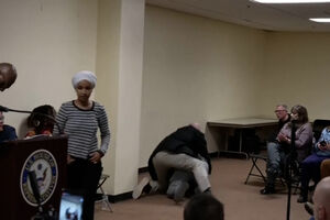 Congressista democrata Ilhan Omar atingida com líquido durante discurso em Minneapolis  