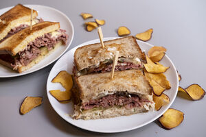 A sandes Reuben, da loja lisboeta Let's Pastrami, é inspirada numa receita de Nova Iorque