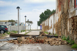 Depressão Kristin causa estragos: rua bloqueada por destroços após mau tempo
