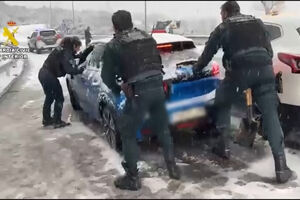 Guardia Civil espanhola ajuda condutores presos na neve em Madrid 