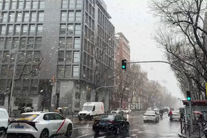 Neve deixa centro de Madrid pintado de branco 