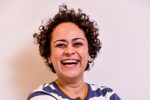 Maryana Rodrigues, humorologista brasileira, usa o humor para ensinar a evitar o burnout em Portugal.
