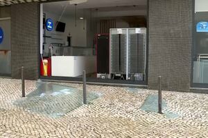 Loja na Costa da Caparica com vidros partidos devido à depressão Kristen