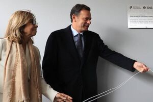 A ministra da Saúde, Ana Paula Martins, e Luís Montenegro