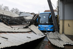 Autocarro da Rede Expressos atingido por destroços após depressão Kristin