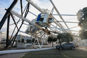 Devido à passagem da depressão Kristin, a roda gigante caiu no Parque das Gaivotas, na Figueira da Foz
