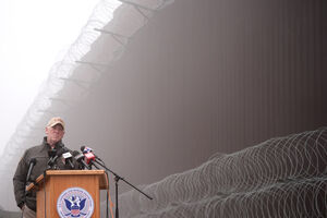 Tom Homan a dar uma conferência de imprensa em frente à fronteira que separa o México dos Estados Unidos