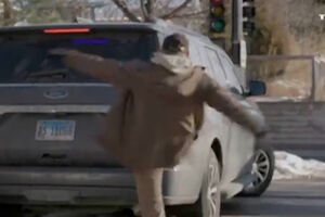 Novos vídeos mostram Alex Pretti a pontapear carro do ICE e em confrontos com os agentes 11 dias antes de ser morto 