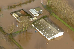 Imagens aéreas mostram casas e carros submersos após passagem da tempestade Chandra pelo Reino Unido