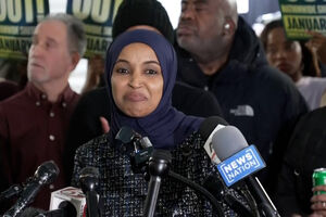 “O medo e intimidação não funcionam comigo”: Congressista atacada com líquido critica “retórica de ódio” de Trump