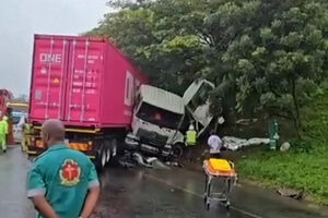 Pelo menos 11 mortos em acidente entre autocarro e camião na África do Sul 