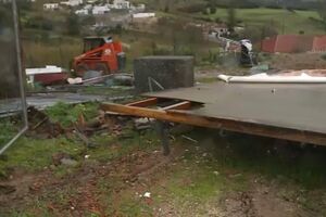 Casas pré-fabricadas completamente destruídas devido ao mau tempo em Sobral de Monte Agraço