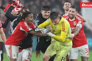 Jogadores do Benfica festejam vitória num jogo