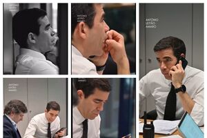 António Leitão Amaro filmado no seu gabinete