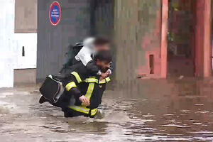 Menino retido em estrada inundada é salvo por bombeiro em Águeda. Veja o momento 