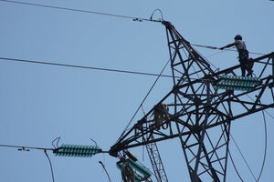 Técnico trabalha na torre de eletricidade após falhas na E-Redes em Portugal