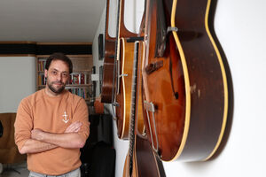 O cantor português divide microfone com Caetano Veloso nesta nova canção