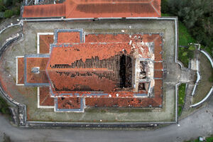 Uma igreja e estádio destruídos e estradas alagadas: os efeitos da tempestade Kristin vistas de drone