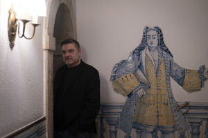 O fadista recebeu a SÁBADO, na Casa de Linhares, em Alfama, onde atua há mais de duas décadas