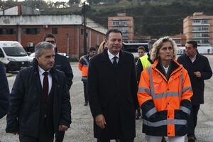 O primeiro-ministro, Luís Montenegro, e a presidente da Câmara Municipal de Coimbra, Ana Abrunhosa, durante a visita às oficinas dos SMUTC, afetadas pela depressão Kristin.