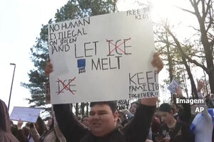 Estudantes saem da escola para protestar contra as atividades do ICE nos EUA 