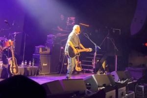 Bruce Springsteen aparece de surpresa em concerto e apresenta nova canção "Streets of Minneapolis"