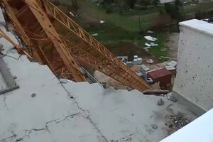 Grua cai em prédio devido ao vento forte na Marinha Grande