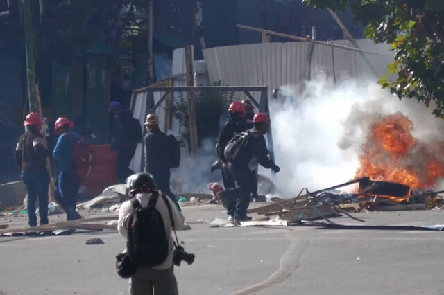 Confrontos violentos durante protesto contra cortes no subsídio de combustíveis na Bolívia  