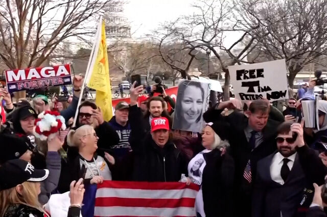 Apoiantes e críticos do ataque de 6 de janeiro marcham até ao Capitólio  